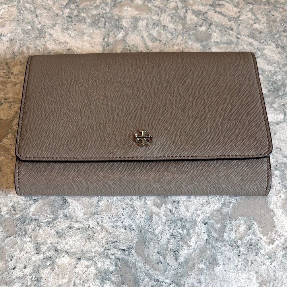 Tory Burch Robinson folded snap wallet in French Gray